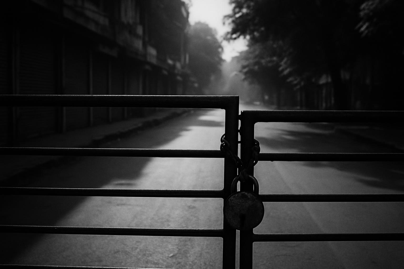 Grayscale editorial illustration: અમદાવાદમાં આજે સ્કૂલ કોલેજ બંધ, હવે પ્રોટોકોલ પણ ખુલ્લો જોઈએ